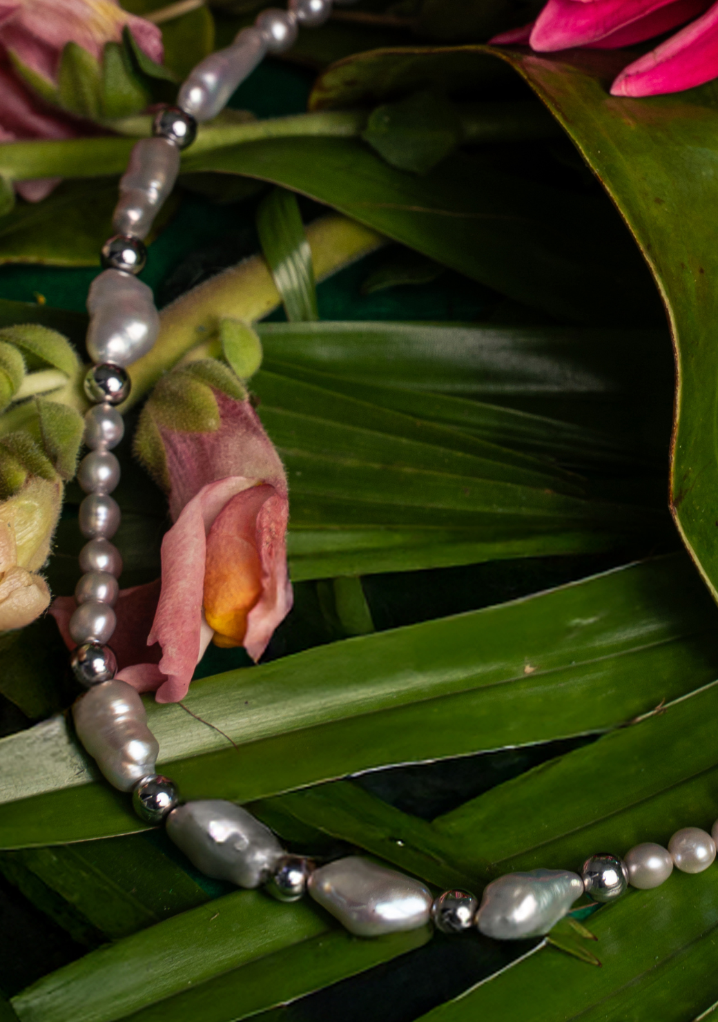 Side Baroque Dyed Gray Pearl Necklace